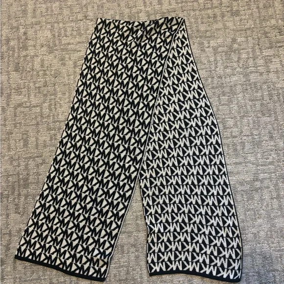 Michael Kors Bundle! Wristlet and Scarf - Picture 3 of 13